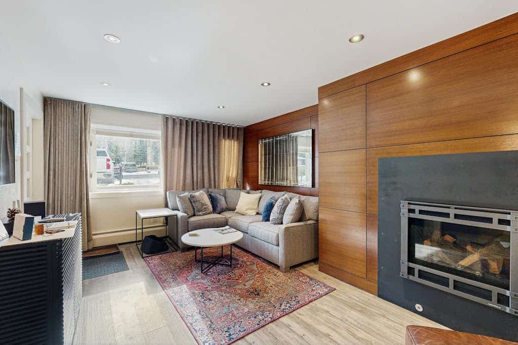 Exquisite condo with washer/dryer, fireplace & private patio