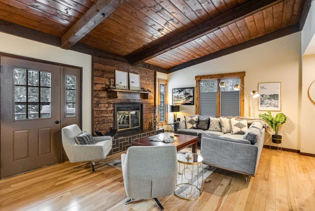 Mountain Retreat Townhome on Bus Route with a Private Deck & Covered Parking