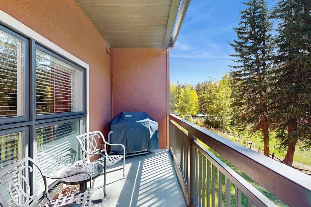 Ski-in/out condo w/ fireplace, mountain view, fast WiFi, shared pool/hot tubs/WD