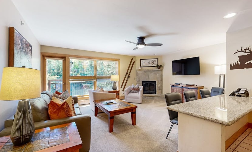 Mountain view, ski-in/out condo w/ fireplace, fast WiFi, shared pool/WD/hot tubs