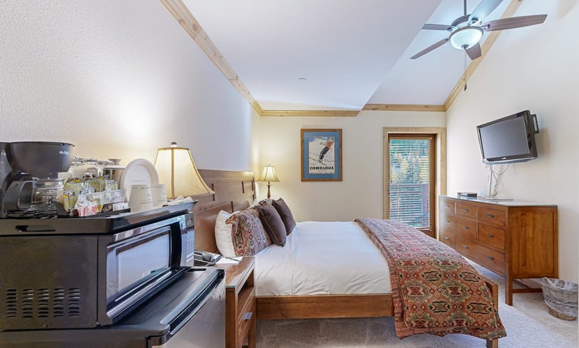 Ski-in/out condo with kitchenette, high-speed WiFi, shared pool/hot tub/laundry