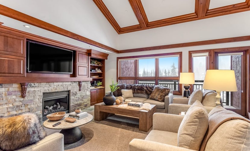 Luxe condo w/fireplace, fast WiFi & shared pool, hot tubs, W/D - walk to gondola