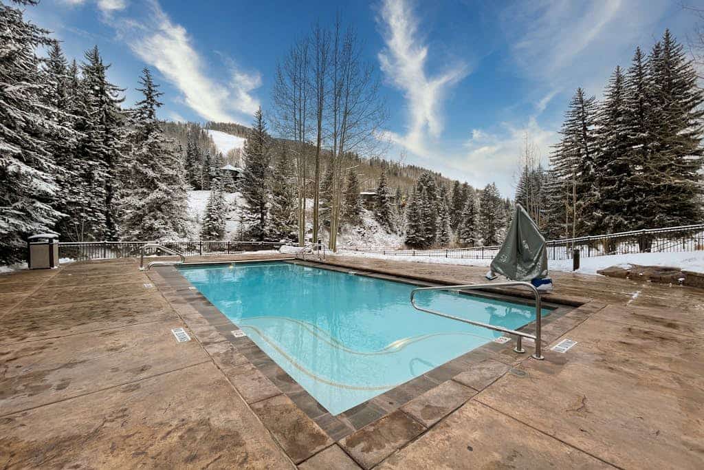 Luxe condo w/fireplace, fast WiFi & shared pool, hot tubs, W/D - walk to gondola