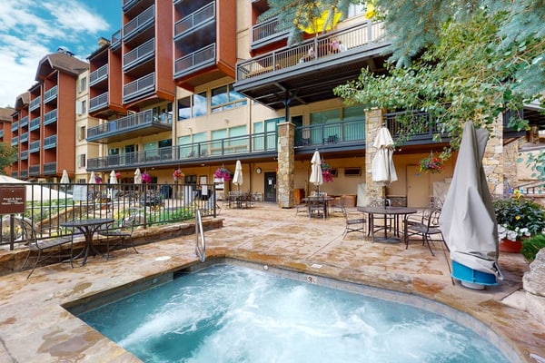 Luxe condo w/fireplace, fast WiFi & shared pool, hot tubs, W/D - walk to gondola
