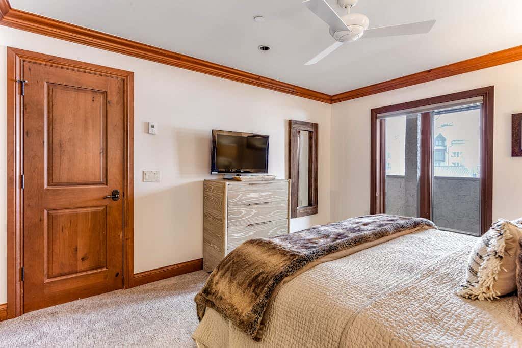 Lion Square Lodge South 750A
