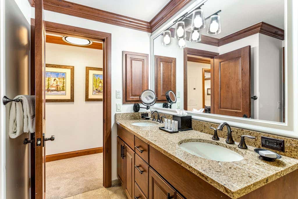 Lion Square Lodge South 750A