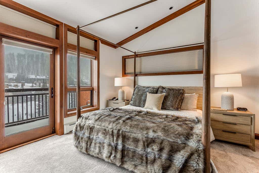 Lion Square Lodge South 750A