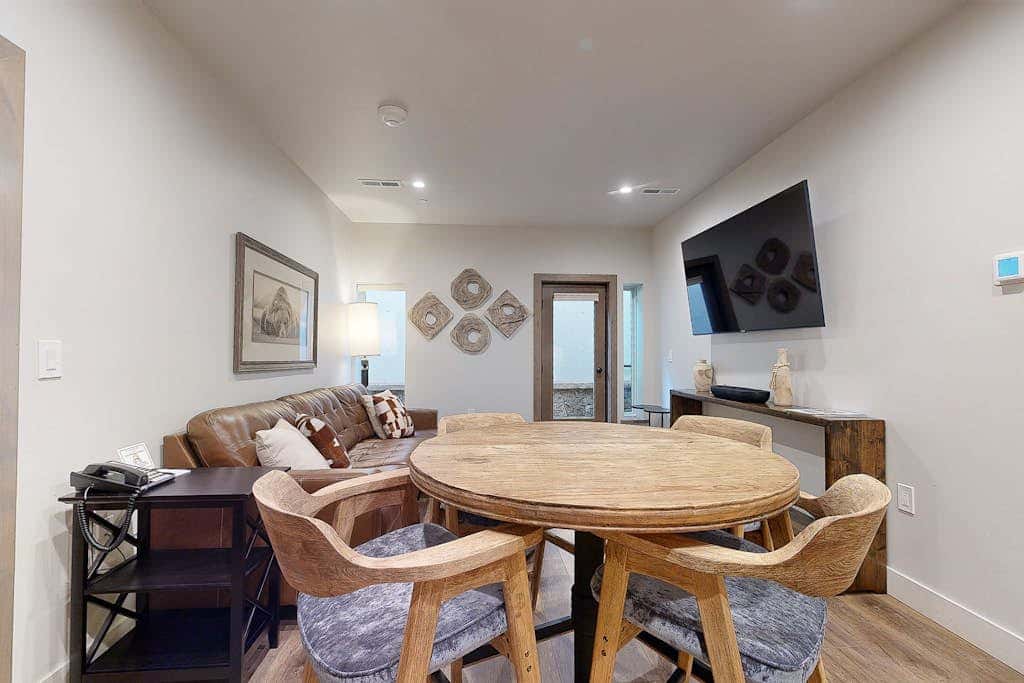Lion Square Lodge South 255