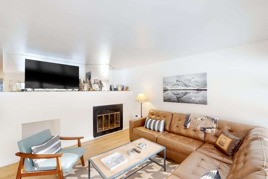 Charming and stylish condo with pool, hot tub, washer/dryer, & WiFi