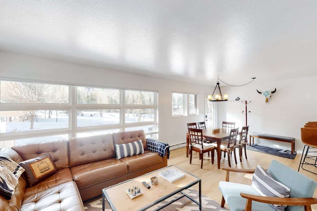 Charming and stylish condo with pool, hot tub, washer/dryer, & WiFi