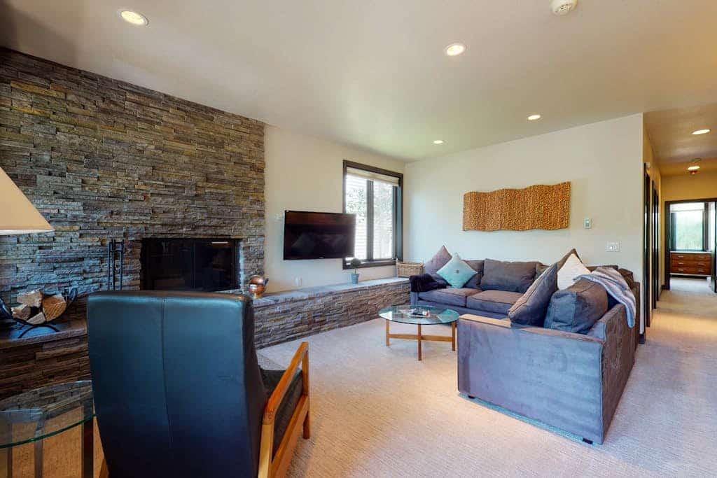 Modern and sleek condo w/shared hot tub and outdoor pool - great location