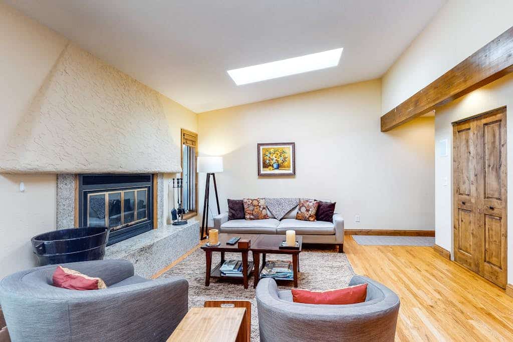 Comfortable, family-friendly townhouse with mountain views and a full kitchen