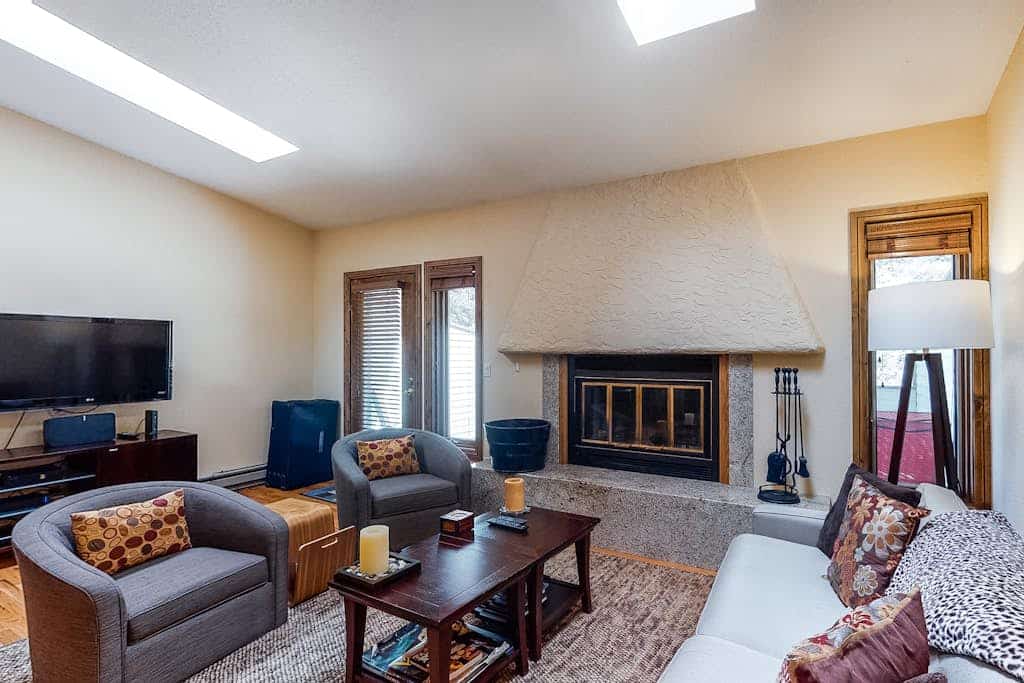 Comfortable, family-friendly townhouse with mountain views and a full kitchen