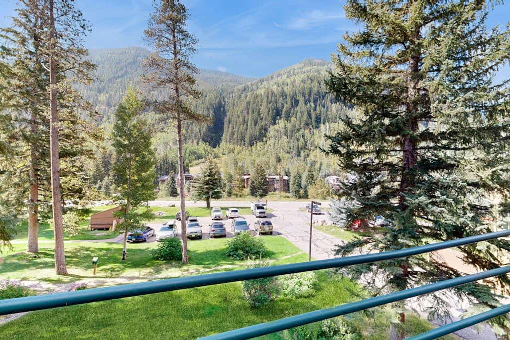 Cozy condo with fireplace, pool & hot tub - steps to ski shuttle