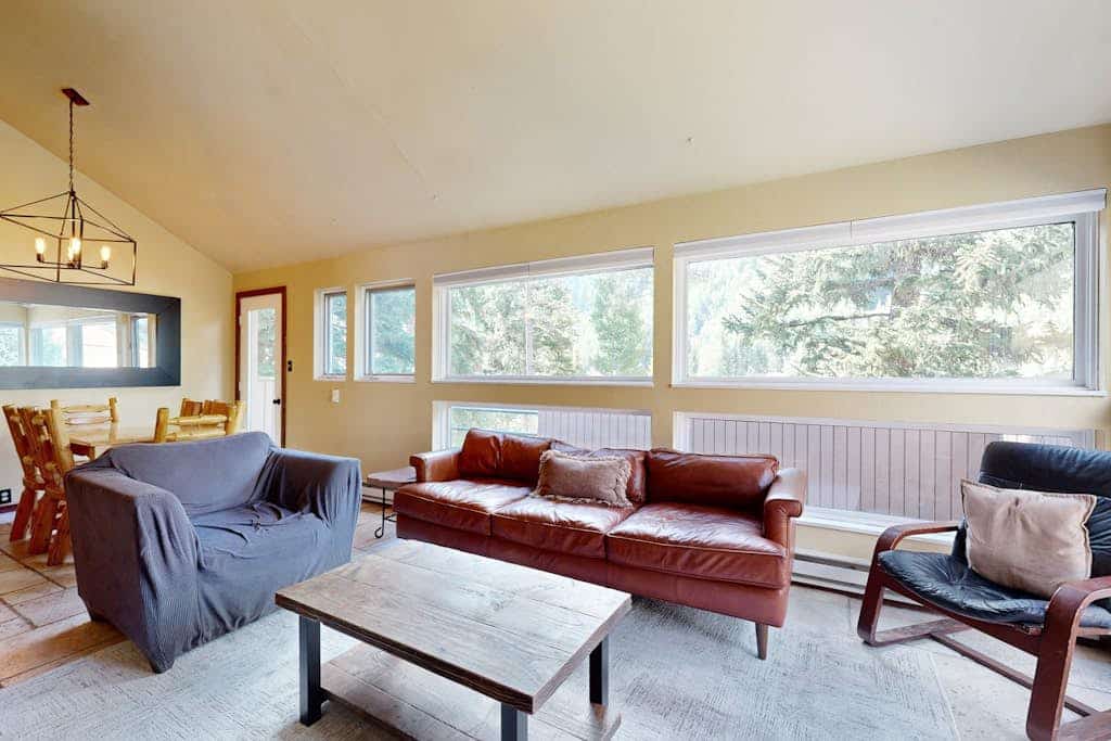 Cozy condo with fireplace, pool & hot tub - steps to ski shuttle