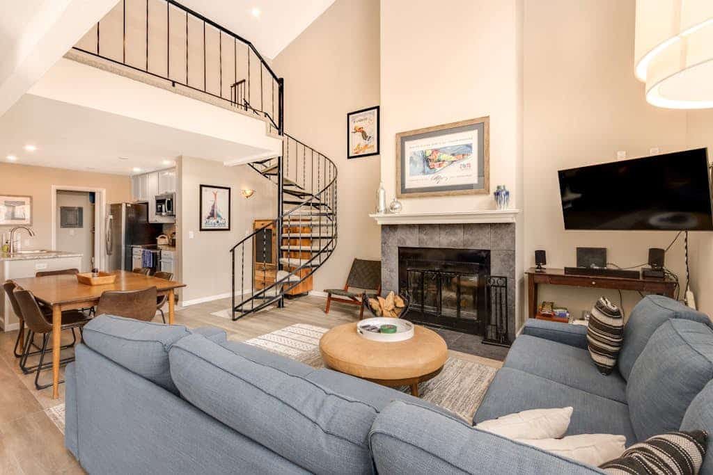 Fully remodeled condo with pool, hot tub, & free ski shuttle - near lifts & town