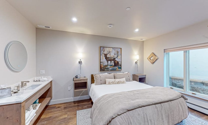 Ski-in/ski-out, second-floor studio with pool, hot tubs, gym & sauna
