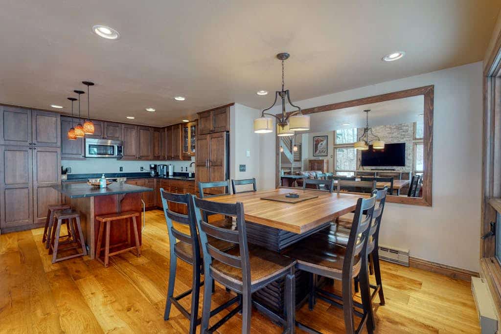 Townhome w/ Gorgeous View, Gas Fireplace & Fast WiFi - Steps to Ski Shuttle