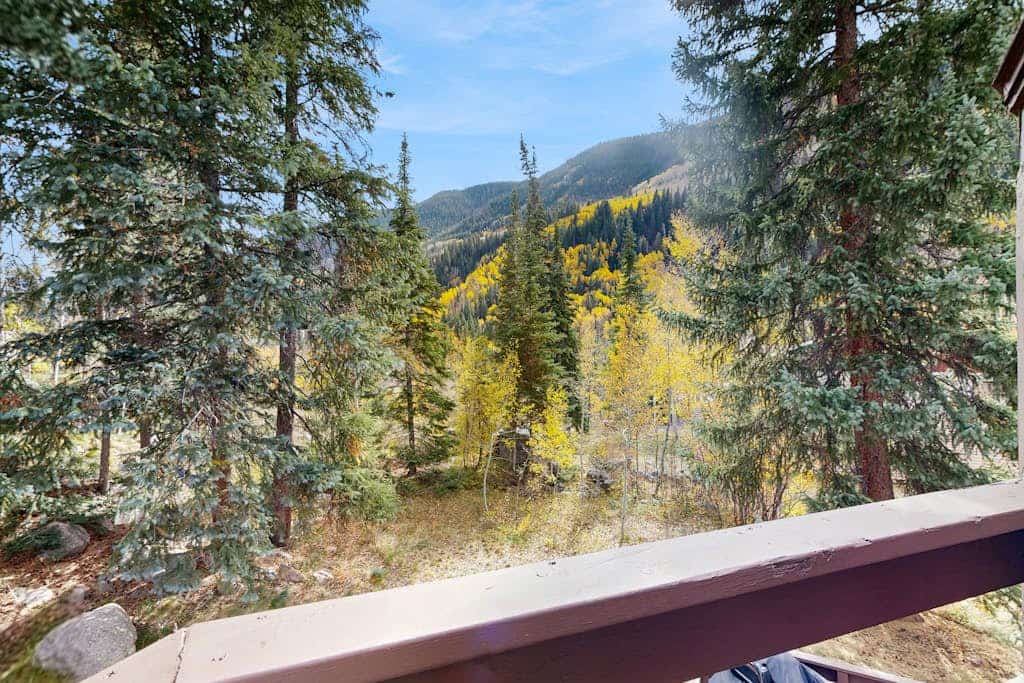 Quiet, multi-level townhome with great location & mountain views