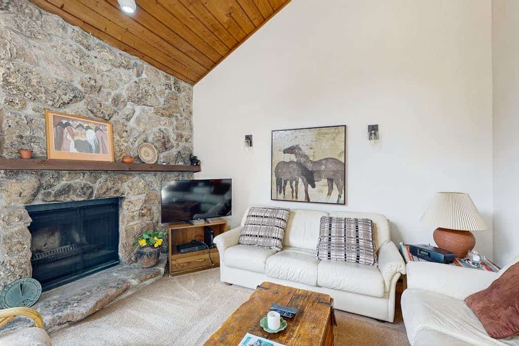 Quiet, multi-level townhome with great location & mountain views