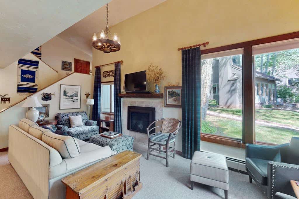 Charming home with private hot tub, fireplace, washer/dryer, and central AC