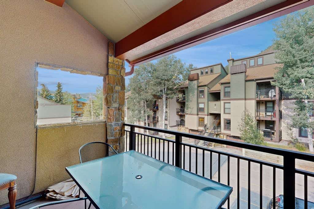 Two-story condo ideally located between Lionshead & Cascade Villages
