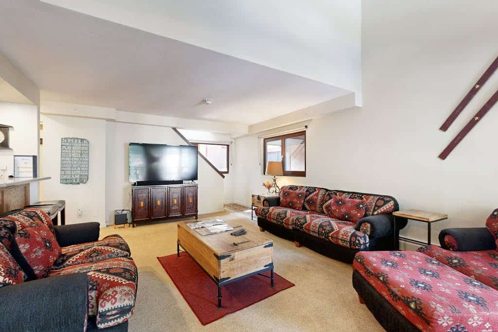 Two-story condo ideally located between Lionshead & Cascade Villages