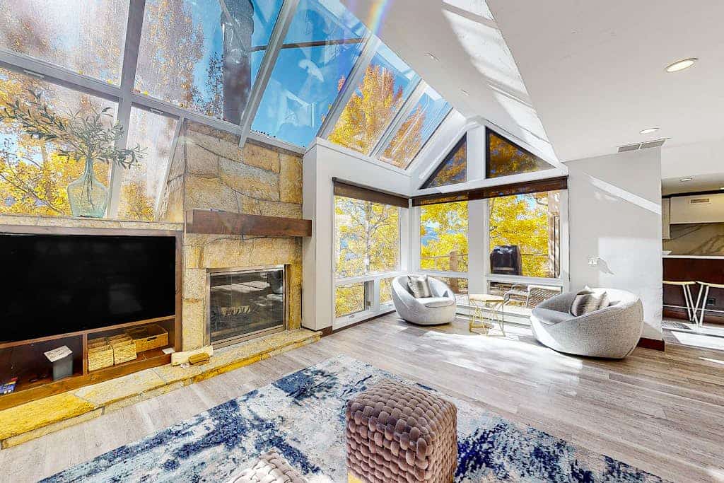 Three-story townhouse with balcony, mountain views, fireplace, grill, & W/D