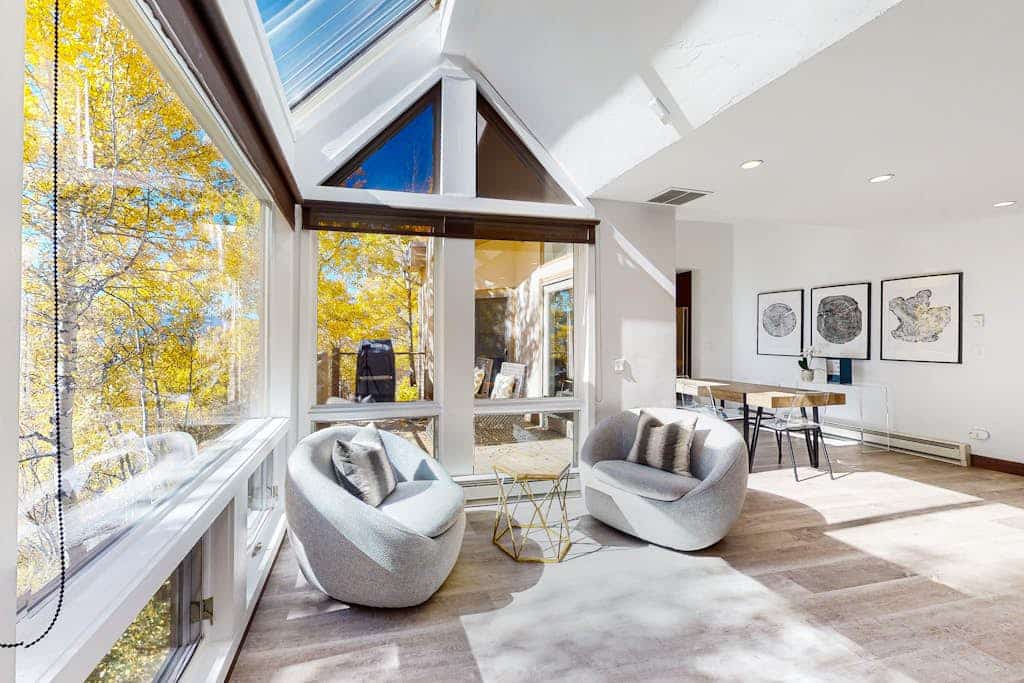 Three-story townhouse with balcony, mountain views, fireplace, grill, & W/D