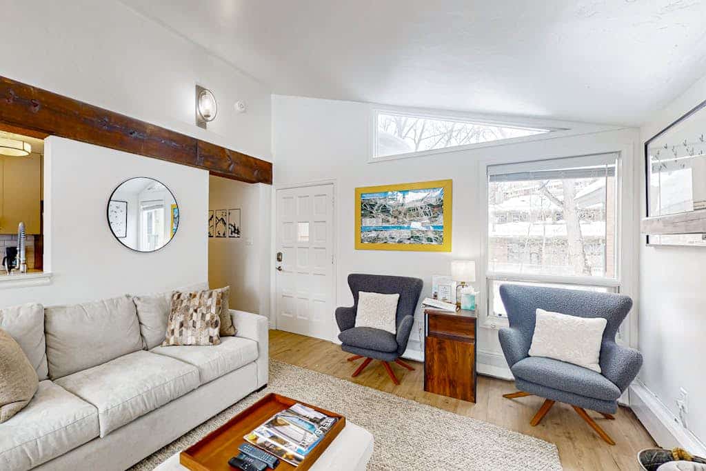 Cozy Condo walk to Lionshead, On Bus Route