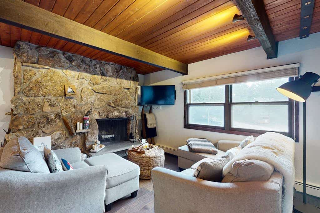 Remodeled, mountain view townhome with patio, fireplace & great location