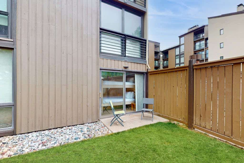 Spacious condo w/ fast wifi, shared pool & hot tub - convenient location