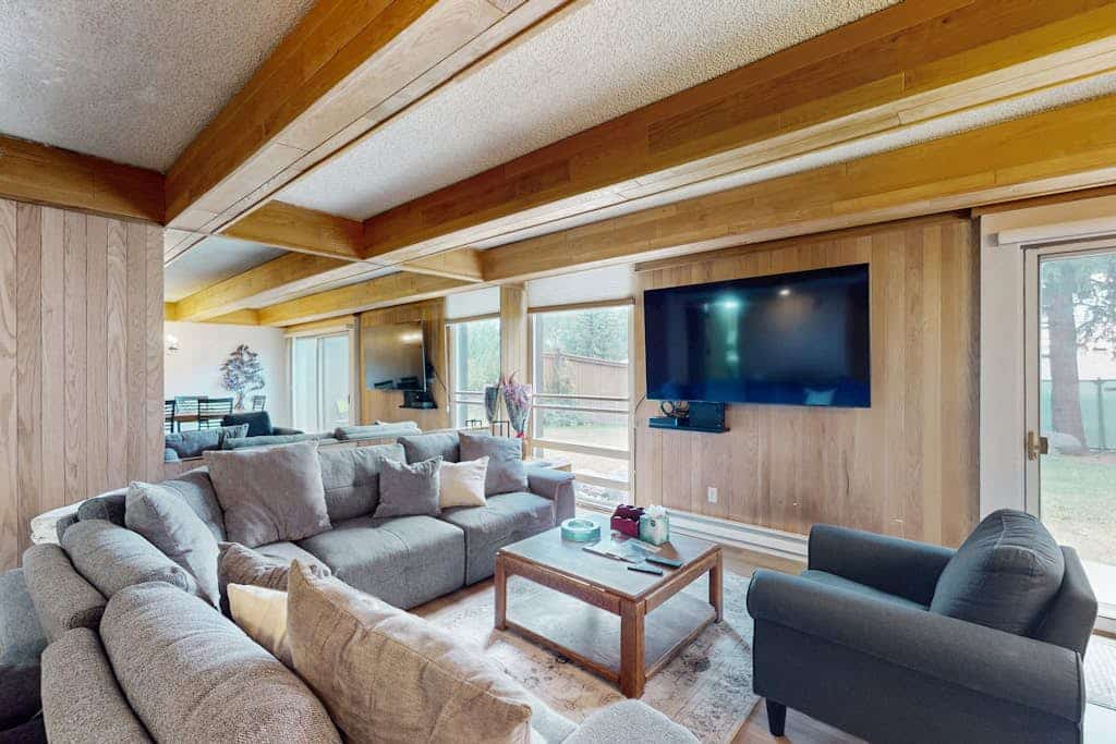 Spacious condo w/ fast wifi, shared pool & hot tub - convenient location