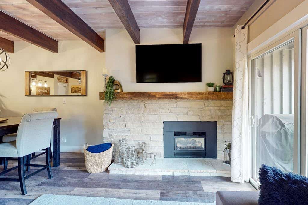 Beautifully remodeled condo on Sandstone Creek, walk to free Vail shuttle