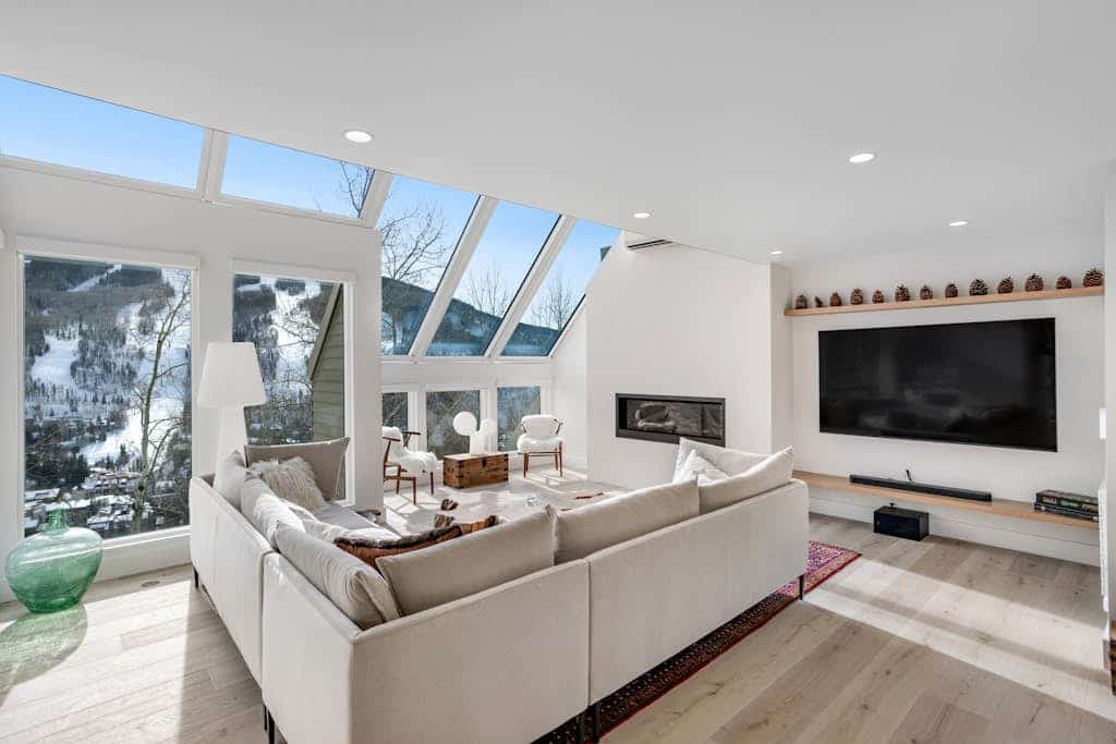 Luxury, designer mountain perch with amazing views, chef's kitchen & hot tub
