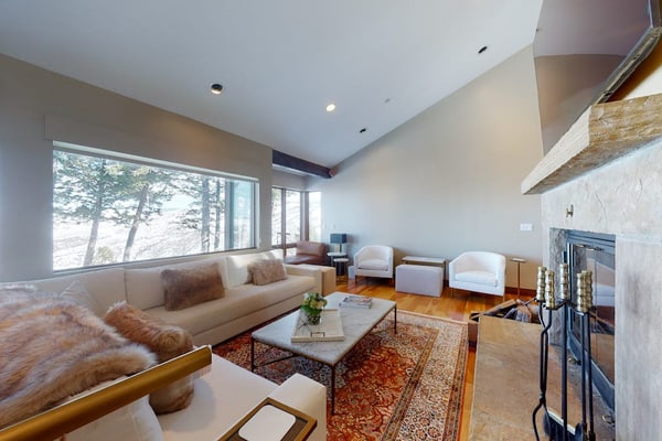 Luxury home with private hot tub - mountain views, gourmet kitchen & fireplace