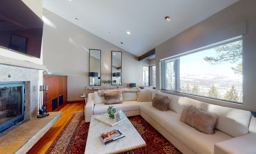 Luxury home with private hot tub - mountain views, gourmet kitchen & fireplace