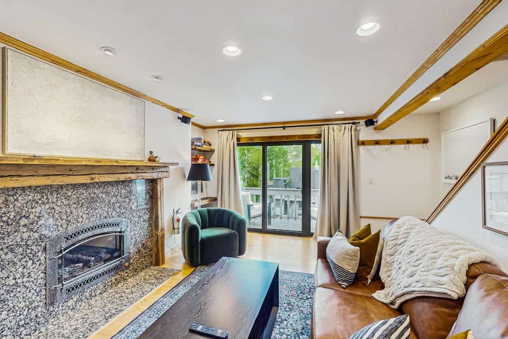 Conveniently located condo w/ full kitchen, W/D & balcony with great views