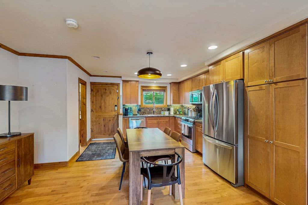 Conveniently located condo w/ full kitchen, W/D & balcony with great views