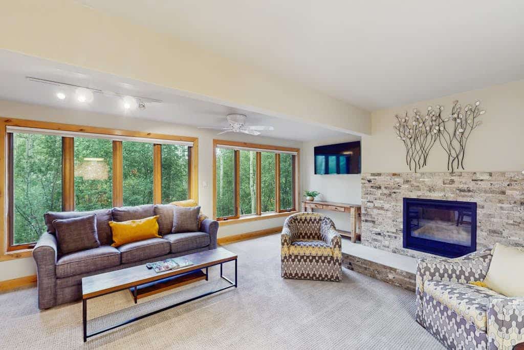 Mountain getaway with patio, fireplace, and quick access to the slopes