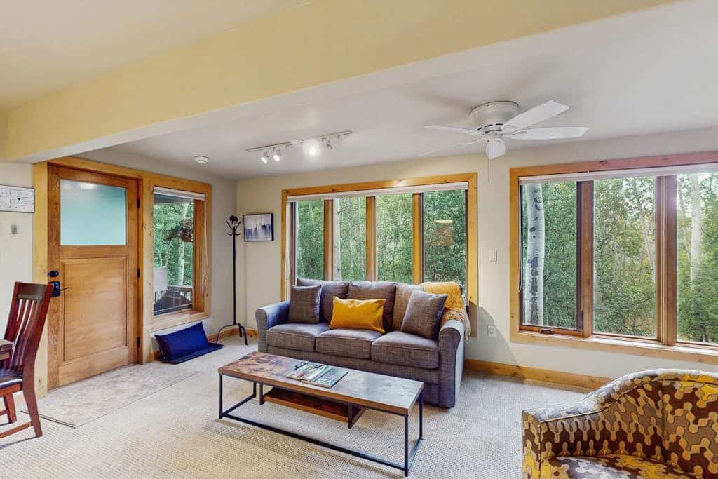 Mountain getaway with patio, fireplace, and quick access to the slopes