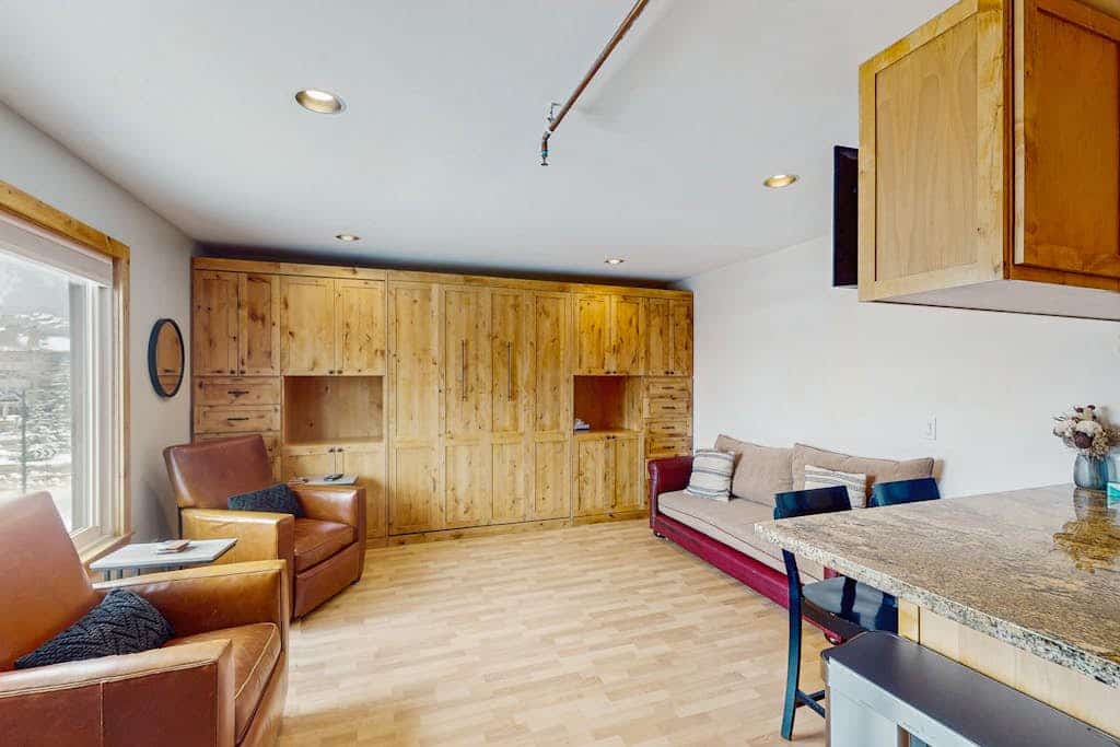 Lovely third-floor studio with ski & mountain views plus washer/dryer