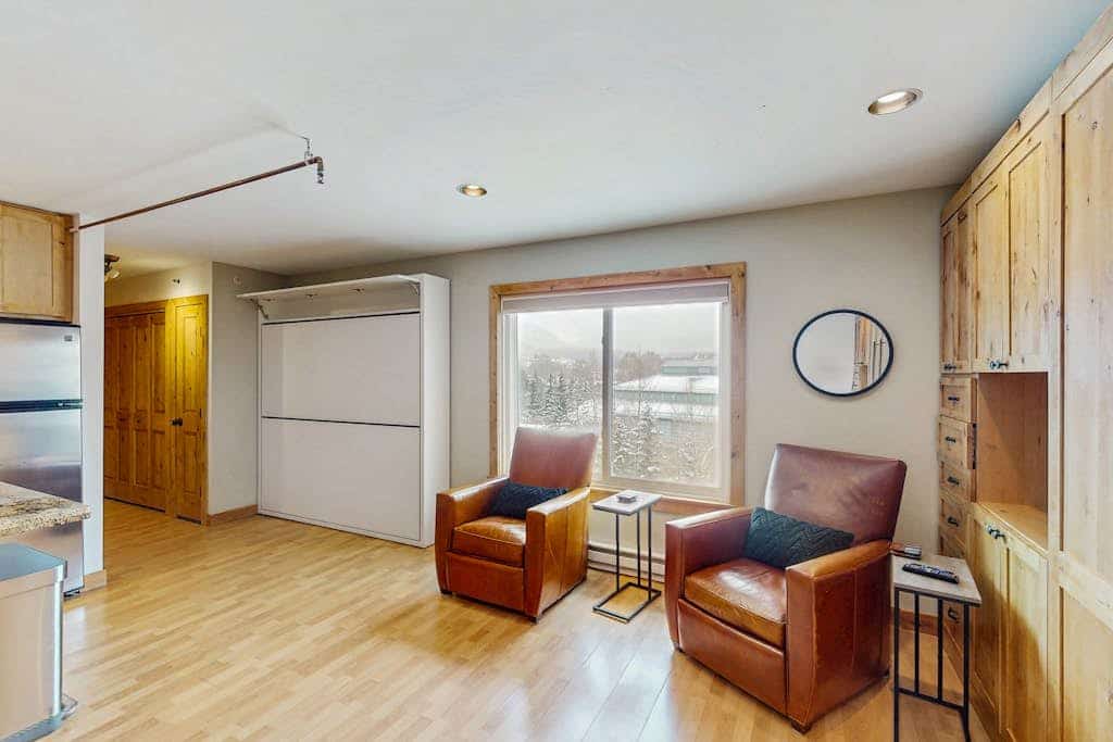 Lovely third-floor studio with ski & mountain views plus washer/dryer