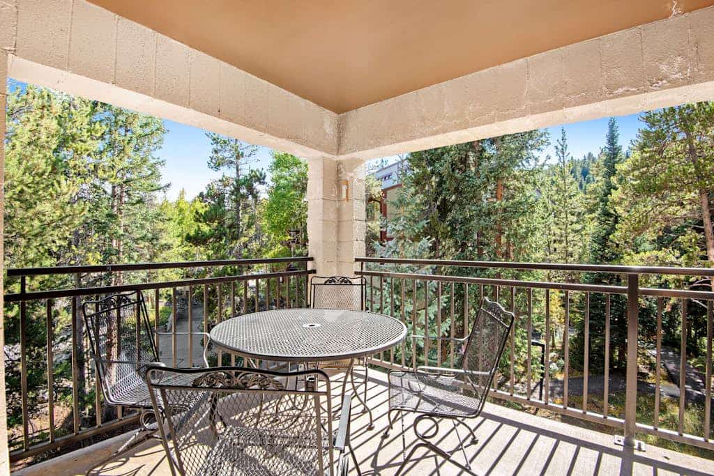 Renovated mountain condo close to the river with pool & hot tub - walk to slopes