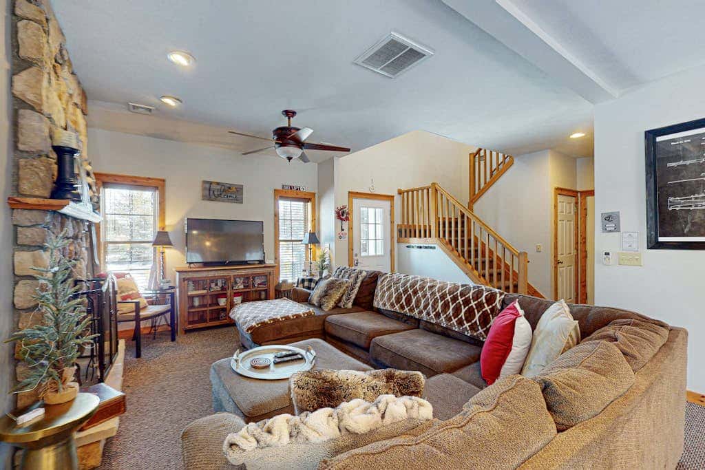 Cozy Home Near Waterpark - Hot Tub and Deck