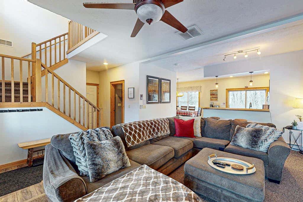 Cozy Home Near Waterpark - Hot Tub and Deck