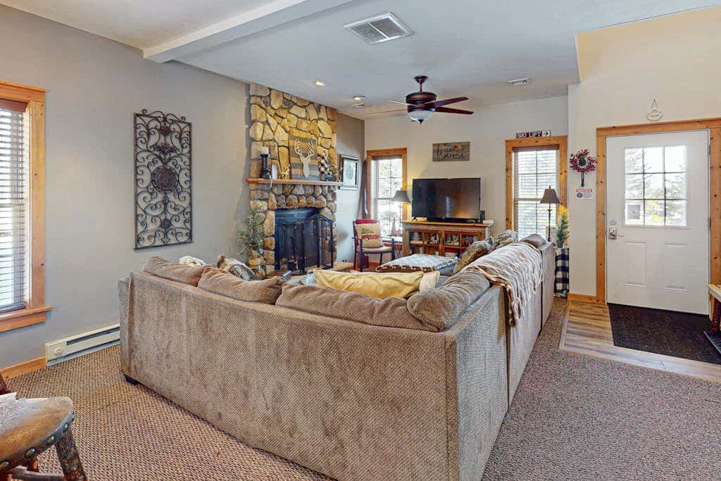 Cozy Home Near Waterpark - Hot Tub and Deck