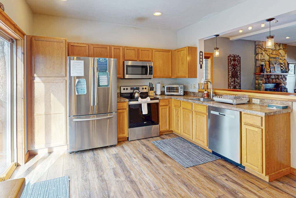 Cozy Home Near Waterpark - Hot Tub and Deck