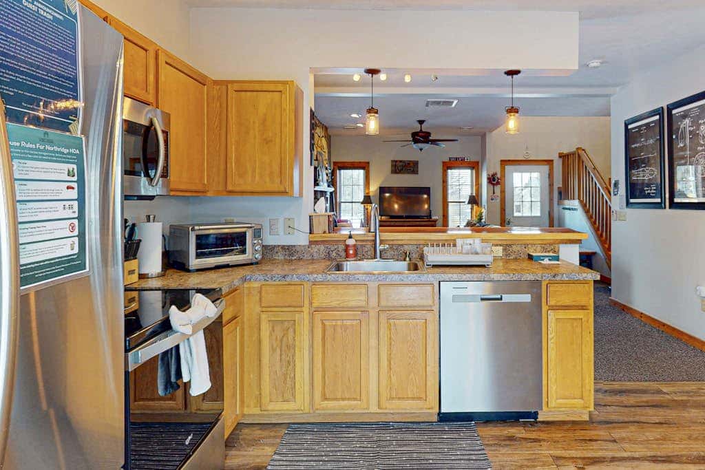 Cozy Home Near Waterpark - Hot Tub and Deck