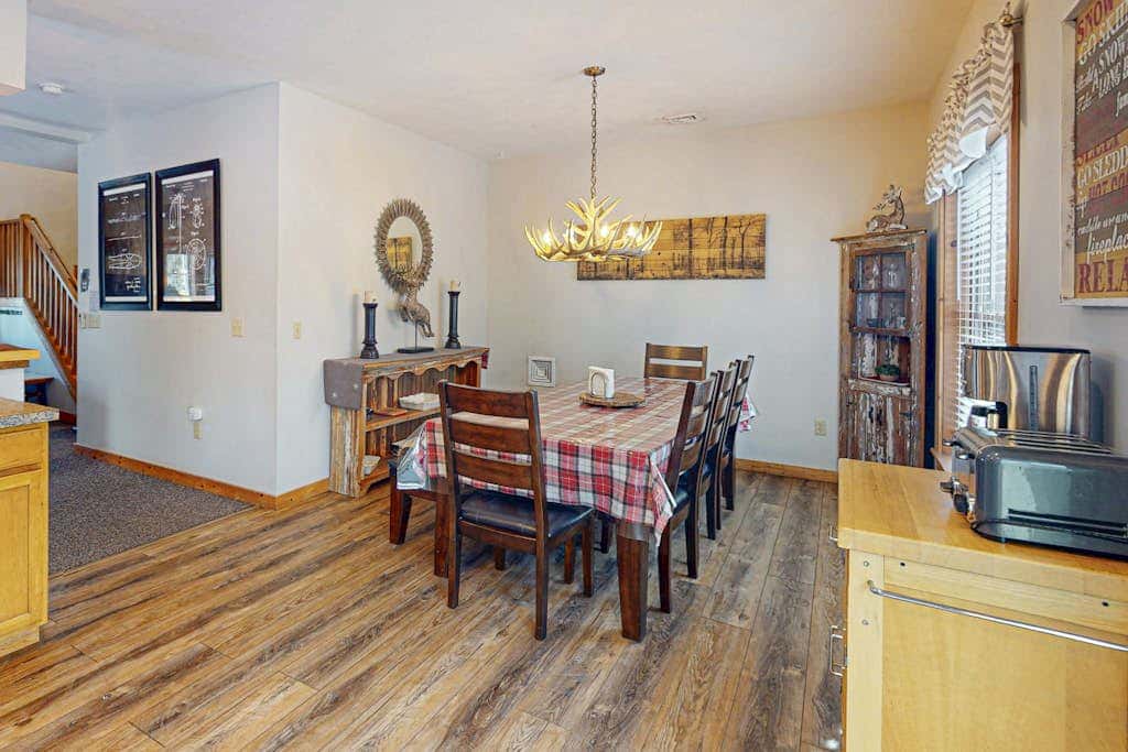 Cozy Home Near Waterpark - Hot Tub and Deck